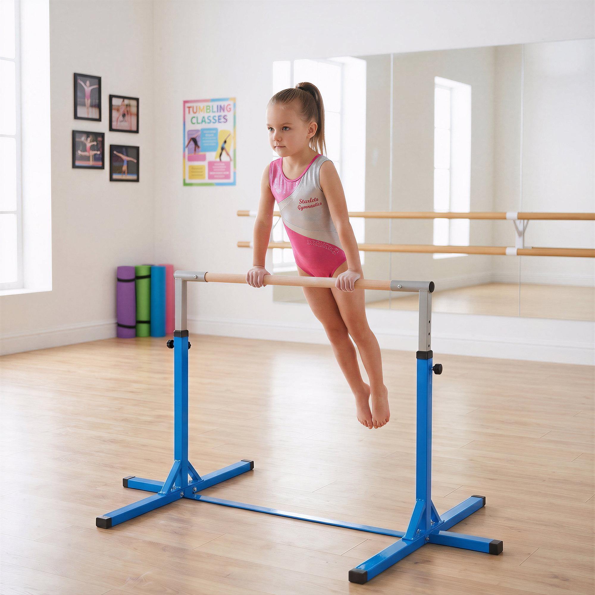 Una niña en maillot rosa practica en una barra de gimnasia azul en un estudio.