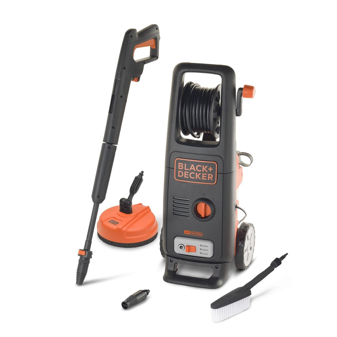 Idropulitrice Black+Decker con pistola, spazzola rotante, lavapavimenti e accessori su fondo bianco.