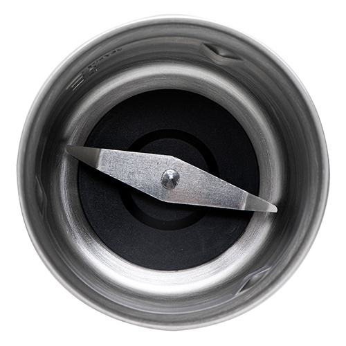 Blick von oben in den Metallbecher eines Mixers mit rotierender Edelstahlklinge.