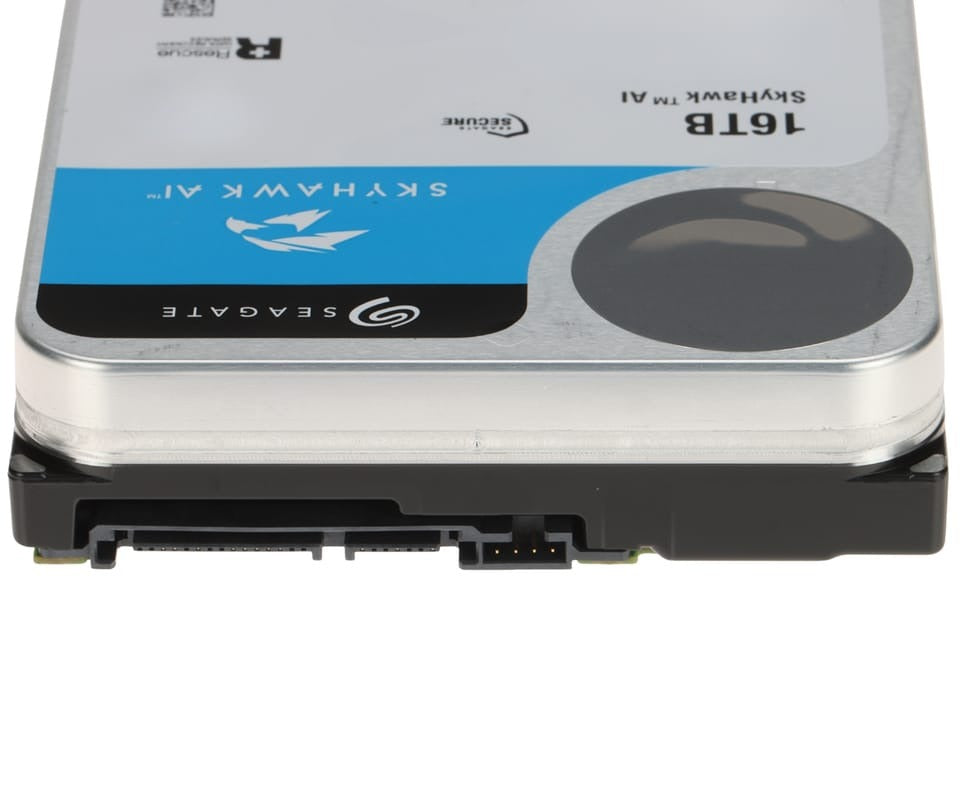 Seagate SkyHawk AI 16TB Festplatte mit blauem Label und SATA-Anschlüssen.