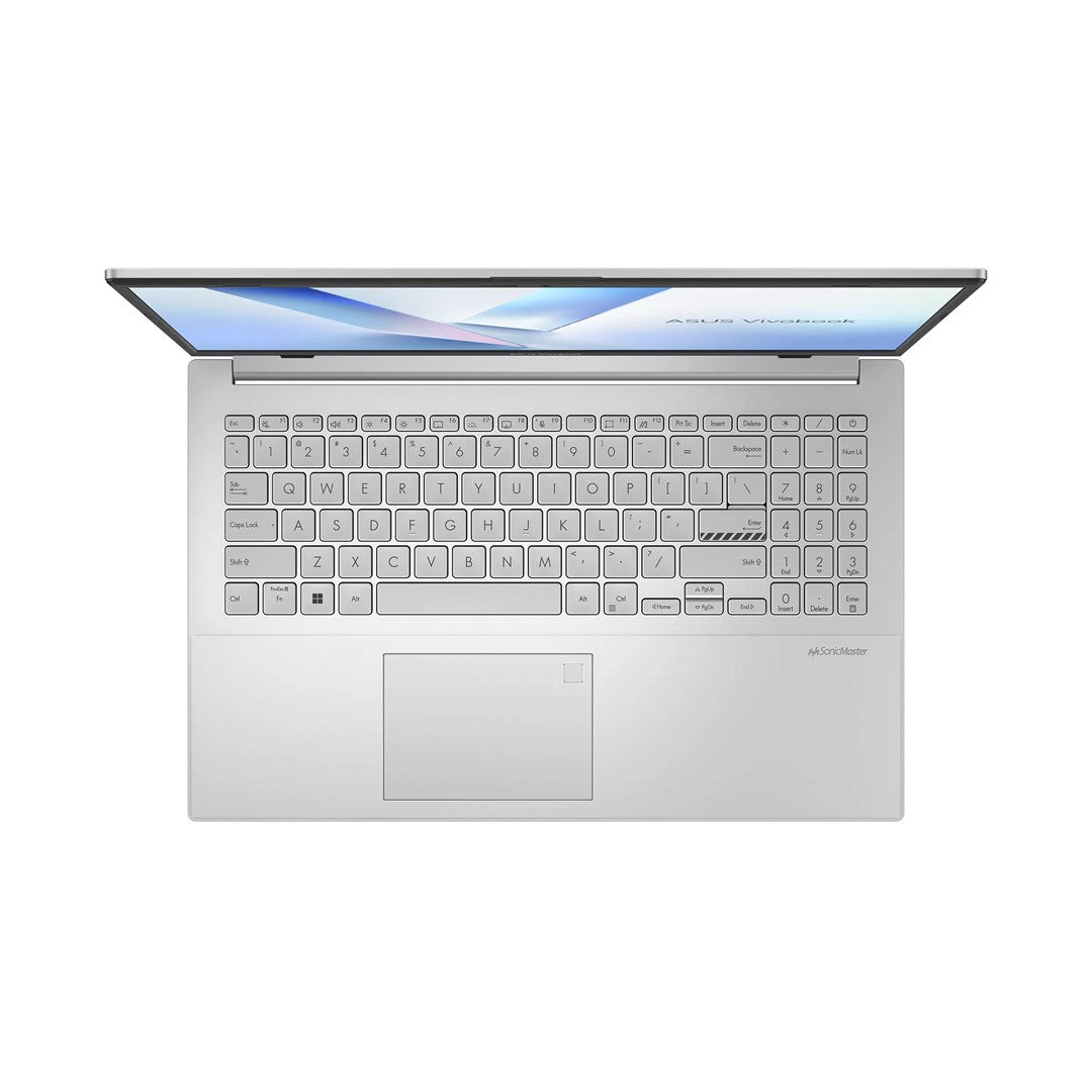 Offener silberner Laptop mit Tastatur, Nummernblock und Touchpad auf heller Oberfläche.