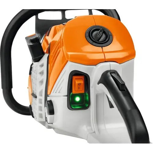 Primer plano de una motosierra naranja y blanca con un interruptor de encendido verde iluminado.