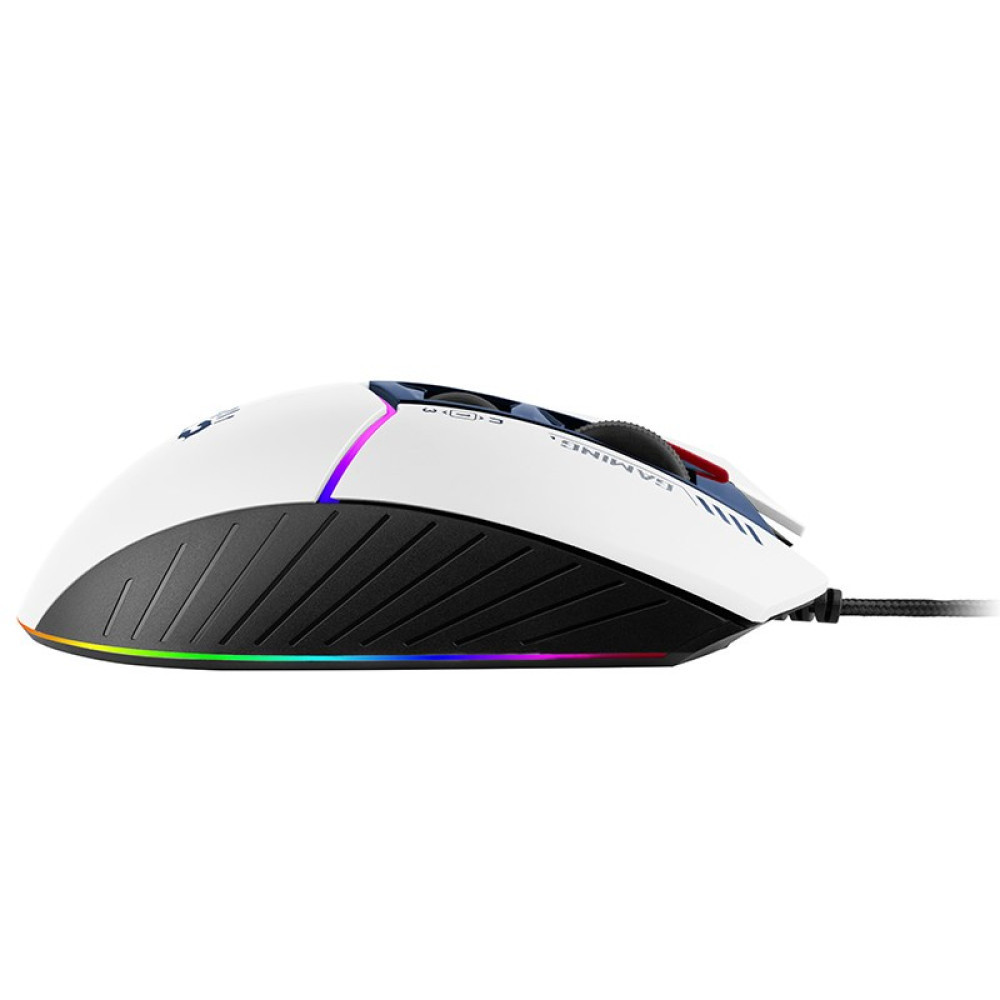 Eine weiße Gaming-Maus mit schwarzem Griff, bunten RGB-LED-Streifen und Kabel auf weißem Hintergrund.