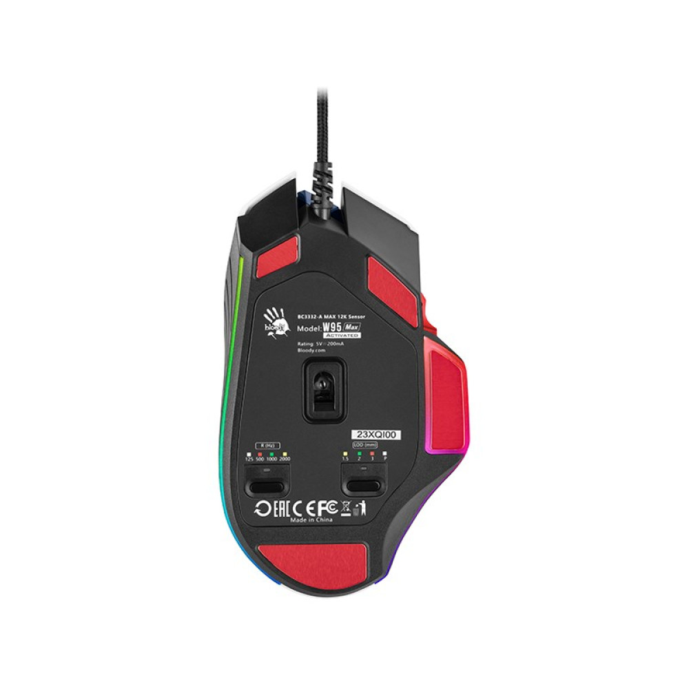 Unterseite einer schwarzen Gaming-Maus mit roten Akzenten und RGB-Beleuchtung.