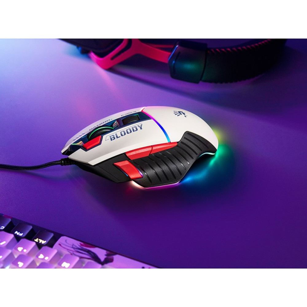 Eine weiß-schwarze Gaming-Maus mit RGB-Beleuchtung steht auf einem violetten Tisch mit Tastatur und Kopfhörern.