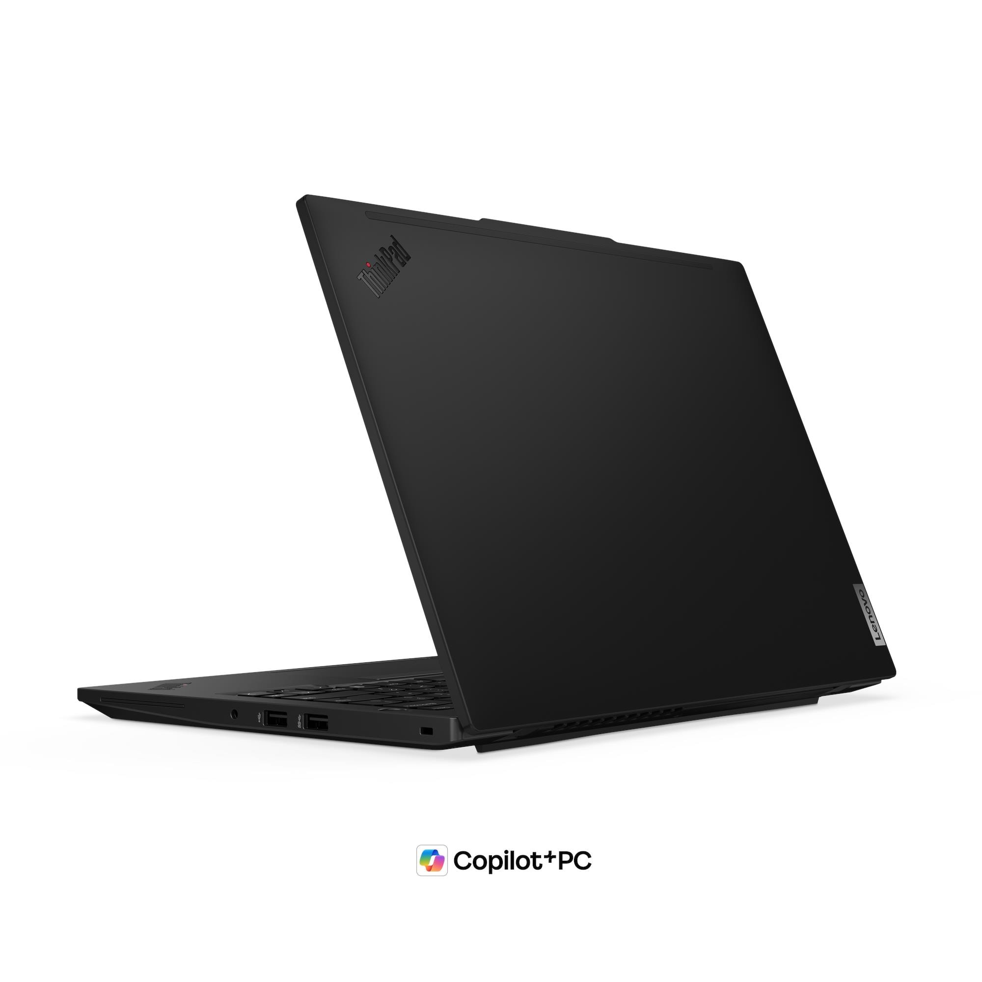 Un computer portatile nero chiuso Lenovo ThinkPad su sfondo bianco con il logo Copilot+PC.
