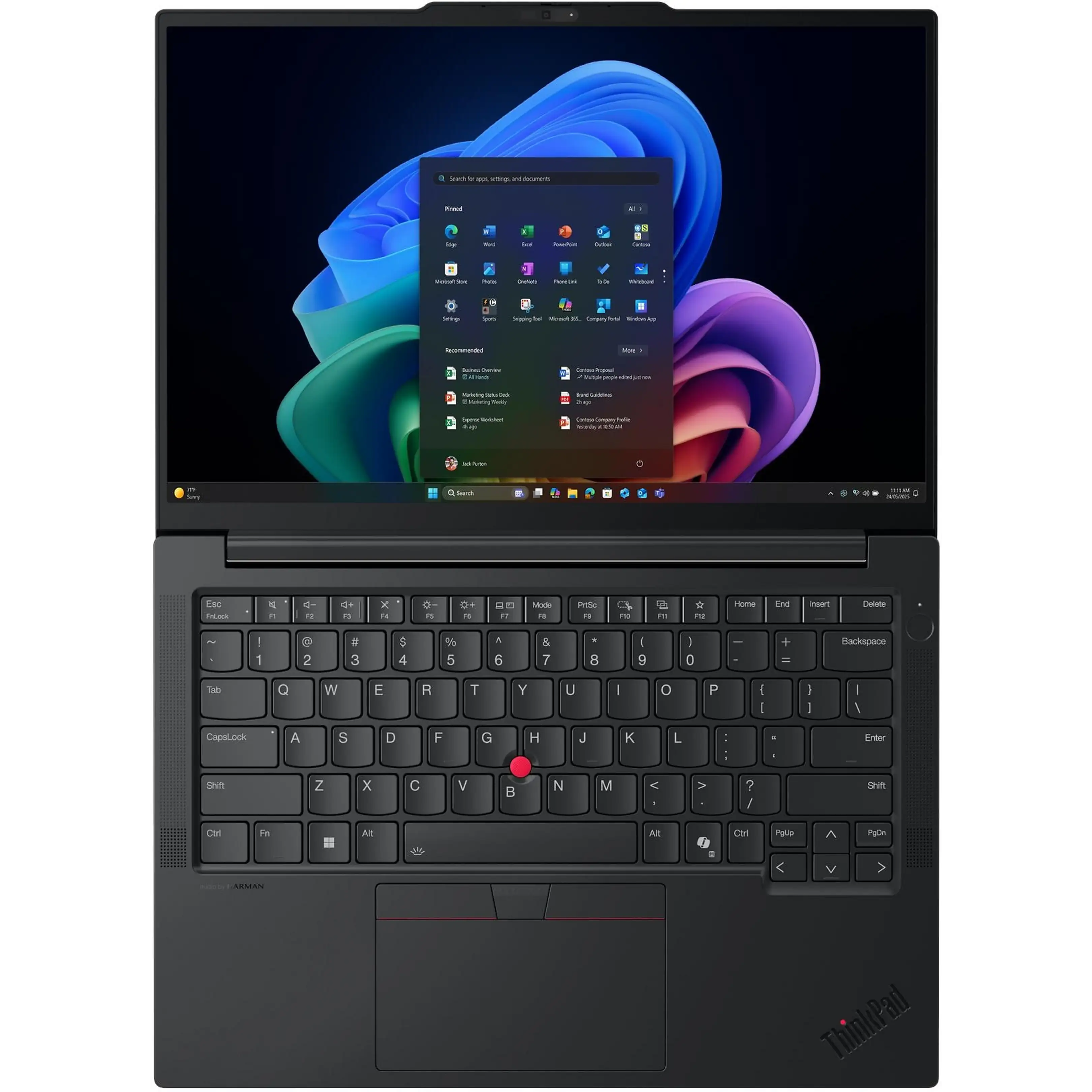 Un laptop nero con sfondo astratto blu, menu Start aperto e tastiera nera con un TrackPoint rosso.