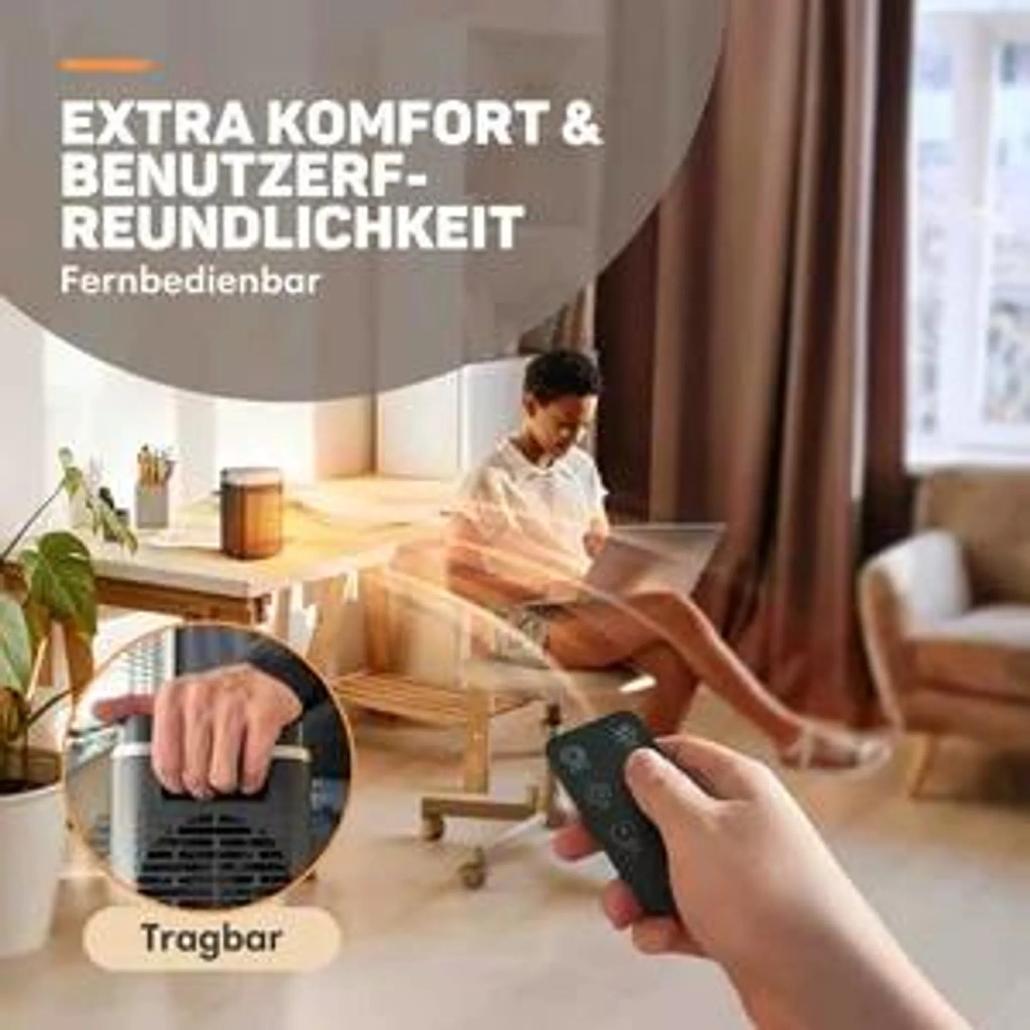 Person hält eine Fernbedienung, im Hintergrund sitzt jemand am Schreibtisch in einem hellen Raum.