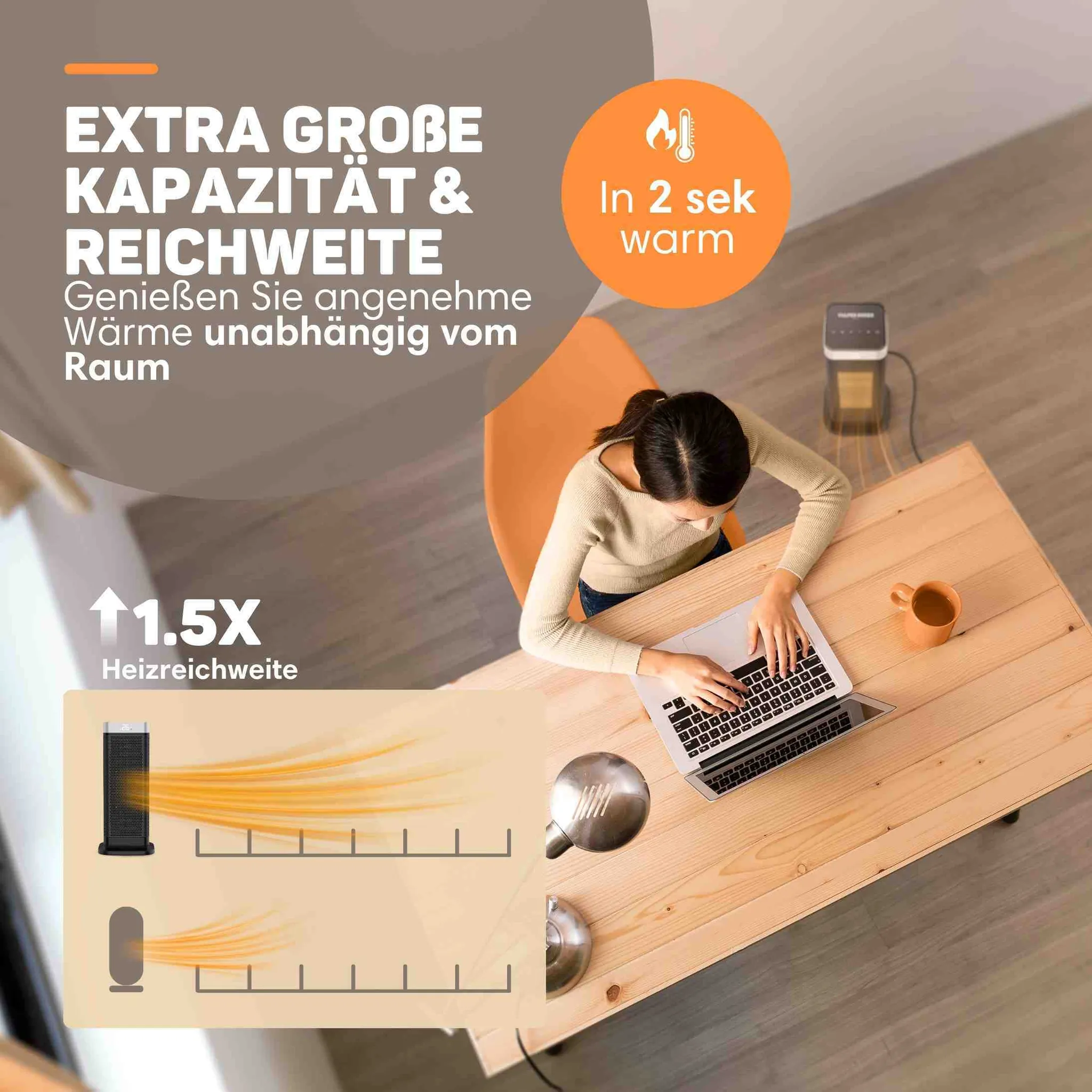 Eine Frau tippt an einem Holztisch auf einen Laptop, neben ihr steht ein Heizlüfter.