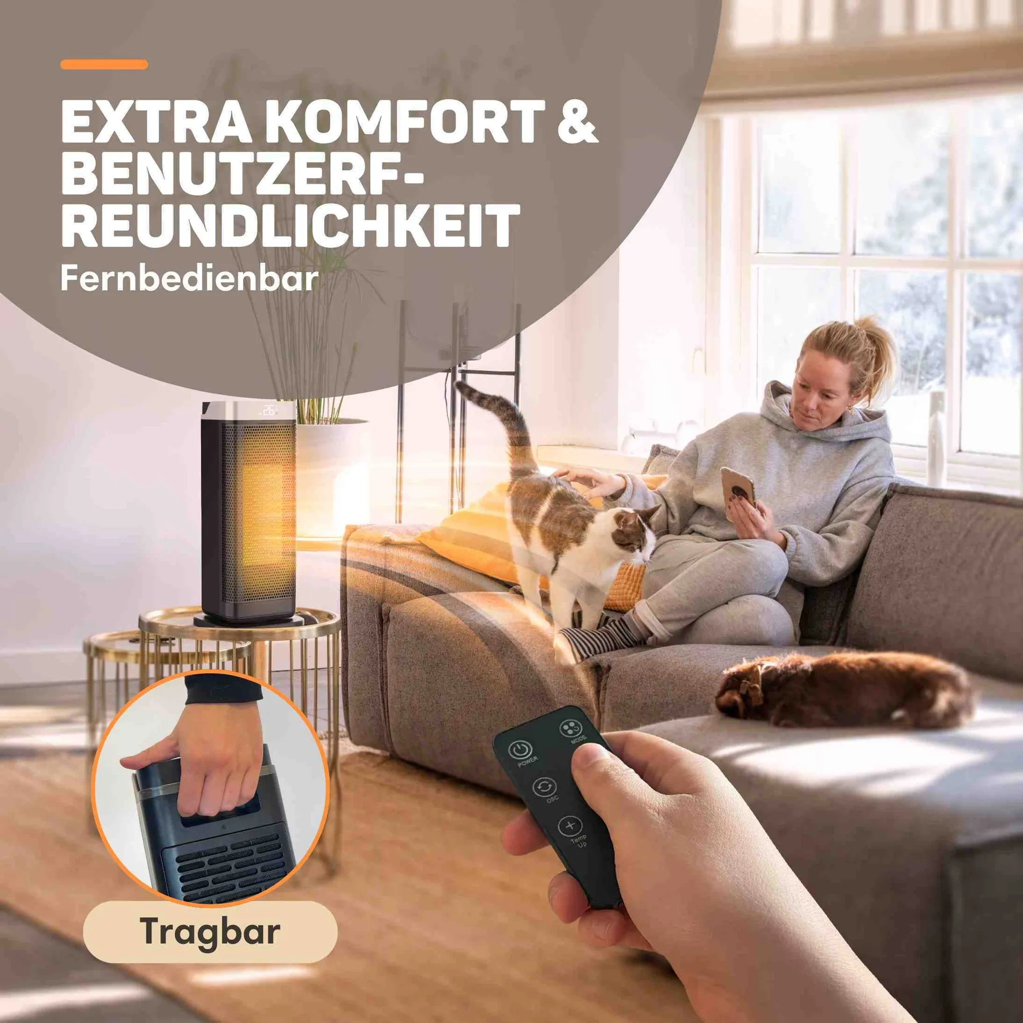Eine Frau sitzt auf einem Sofa mit Katze und Hund, ein Heizlüfter steht auf einem Tisch und wird per Fernbedienung gesteuert.