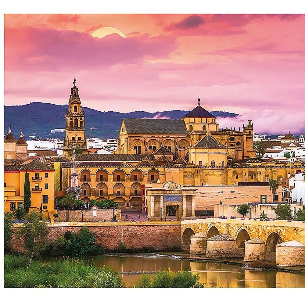 La histórica ciudad de Córdoba con la Mezquita-Catedral y el puente romano al atardecer.