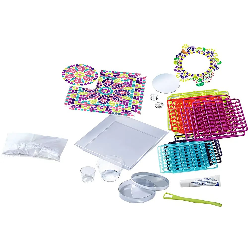 Un kit per mosaico con tessere colorate, stampi, colla, polvere, ciotole e attrezzi su sfondo bianco.
