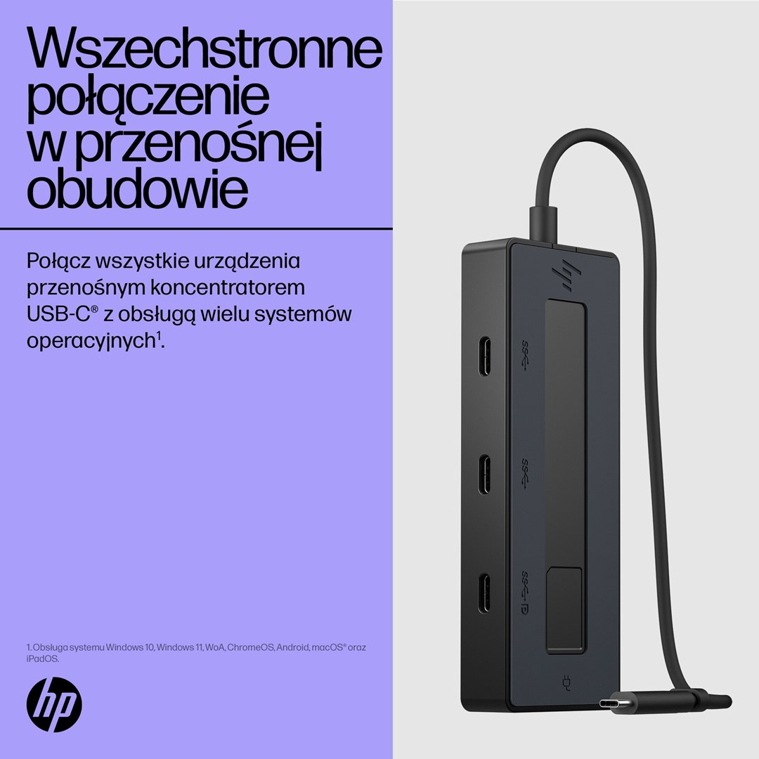 Ein schwarzer USB-C-Hub mit mehreren Anschlüssen und Kabel vor einem hellgrauen und violetten Werbe-Hintergrund.