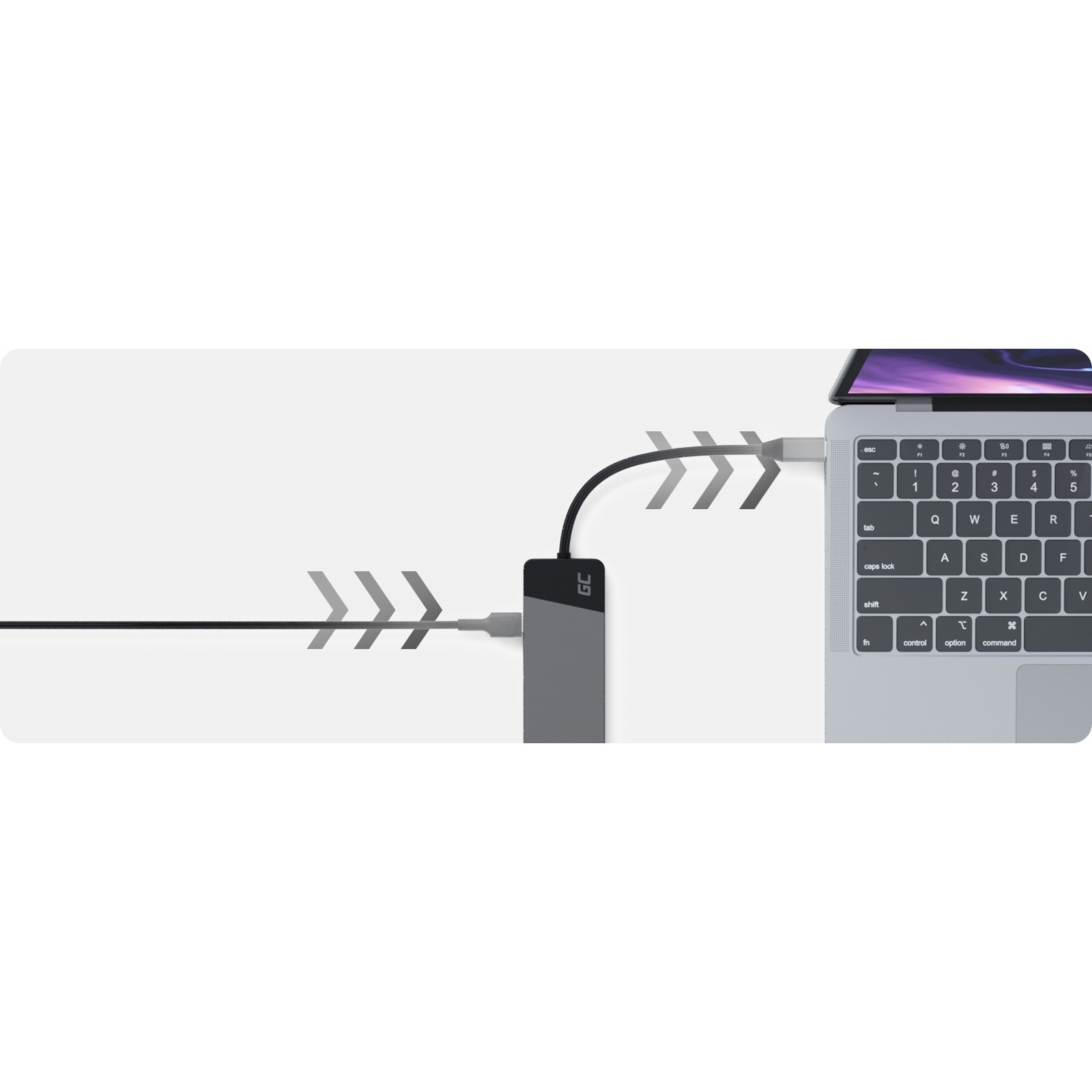 Ein grauer Laptop ist über ein Kabel mit einem schwarzen Hub verbunden, mit Richtungspfeilen.
