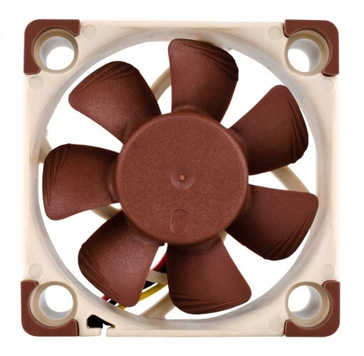 Ein brauner und beiger Computerkühlerventilator vor weißem Hintergrund.