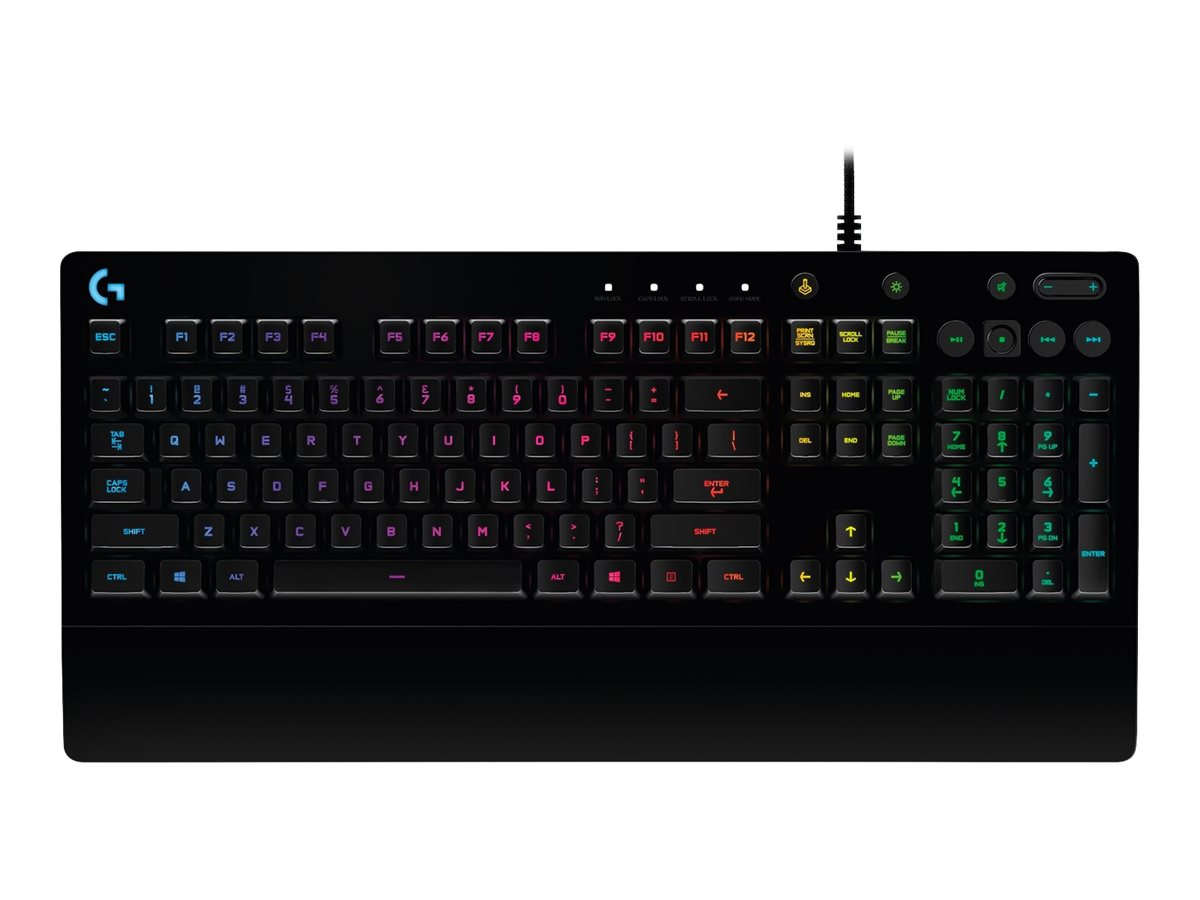 Tastiera da gioco nera con retroilluminazione RGB, poggiapolsi integrato e cavo collegato su sfondo bianco.