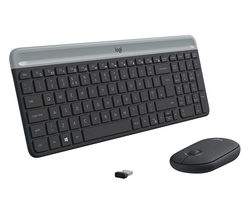 Una tastiera grigia Logitech, un mouse wireless nero e un ricevitore USB su sfondo bianco.