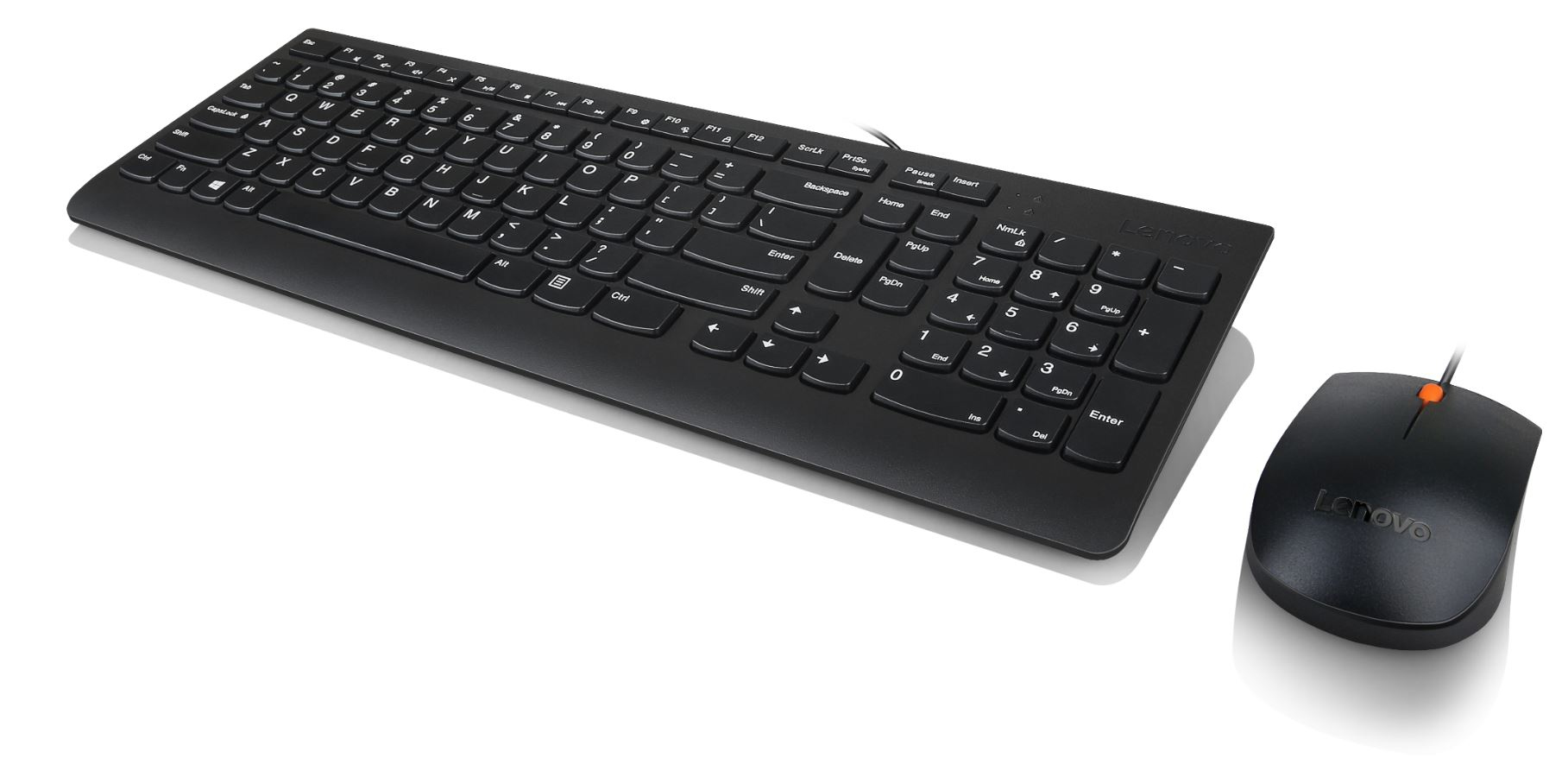 Eine schwarze Lenovo-Tastatur und eine passende schwarze Maus mit orangefarbenem Mausrad auf weißem Grund.