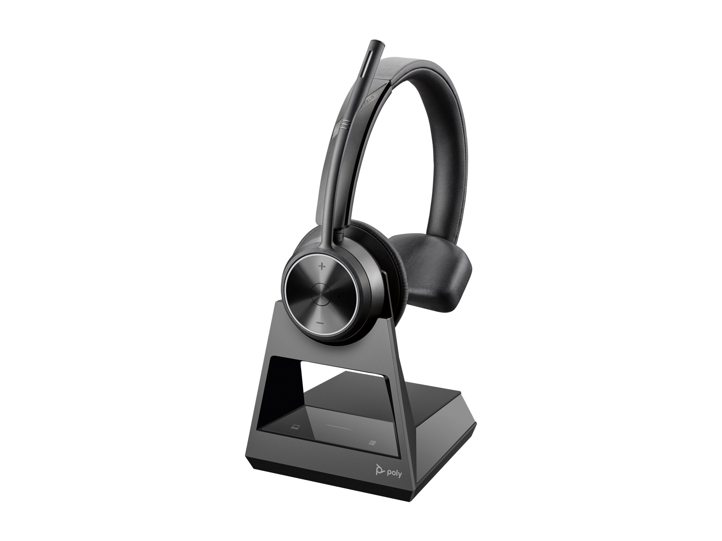 Auricular Poly negro con micrófono de asta, colocado en un soporte de carga negro a juego sobre fondo blanco.