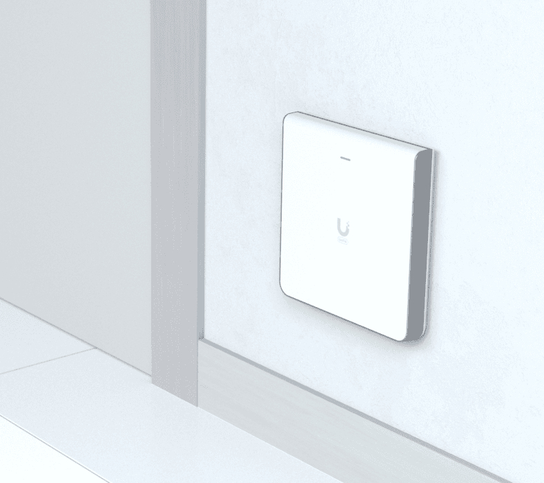 Ein weißes WLAN-Gerät ist an einer hellen Wand neben einer Tür montiert.