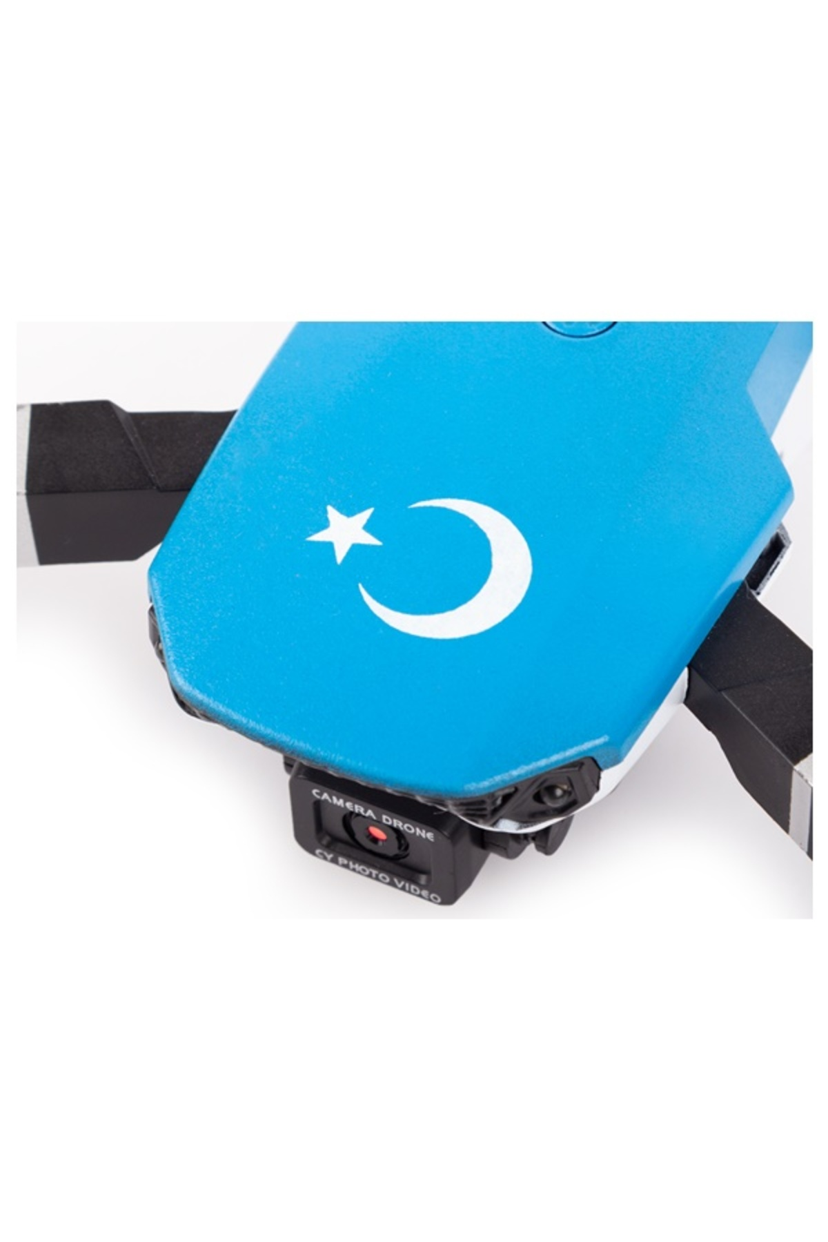 Mavi bir drone gövdesinin üzerinde beyaz yıldız ve hilal sembolü, altında kamera lensi beyaz arka planda.