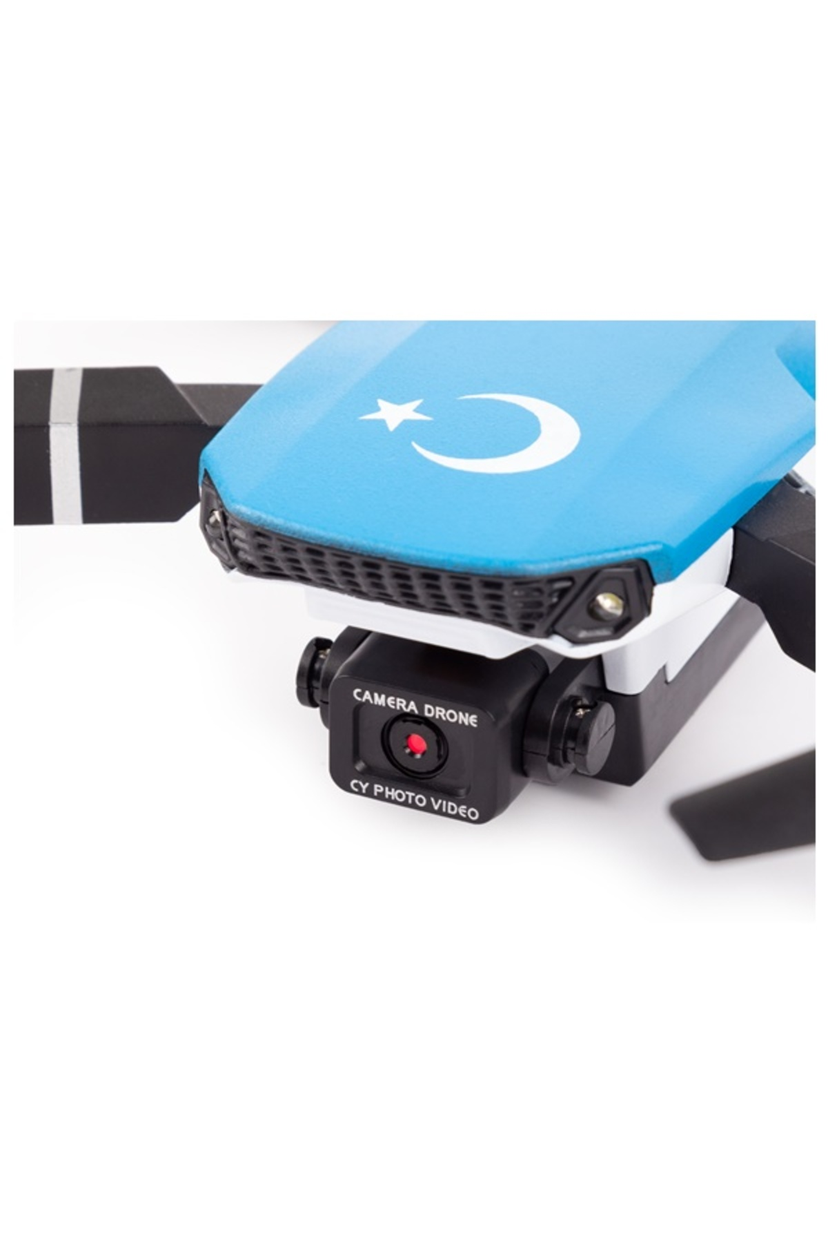 Gövdesinde beyaz hilal ve yıldız bulunan mavi kamera dronu, beyaz arka plan üzerinde.
