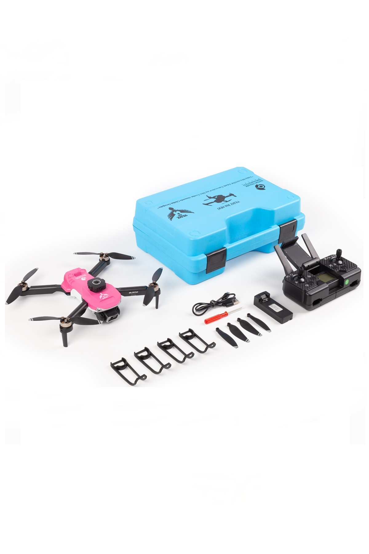 Pembe ve siyah bir drone, mavi taşıma çantası, uzaktan kumanda, yedek parçalar ve aletler beyaz zeminde.