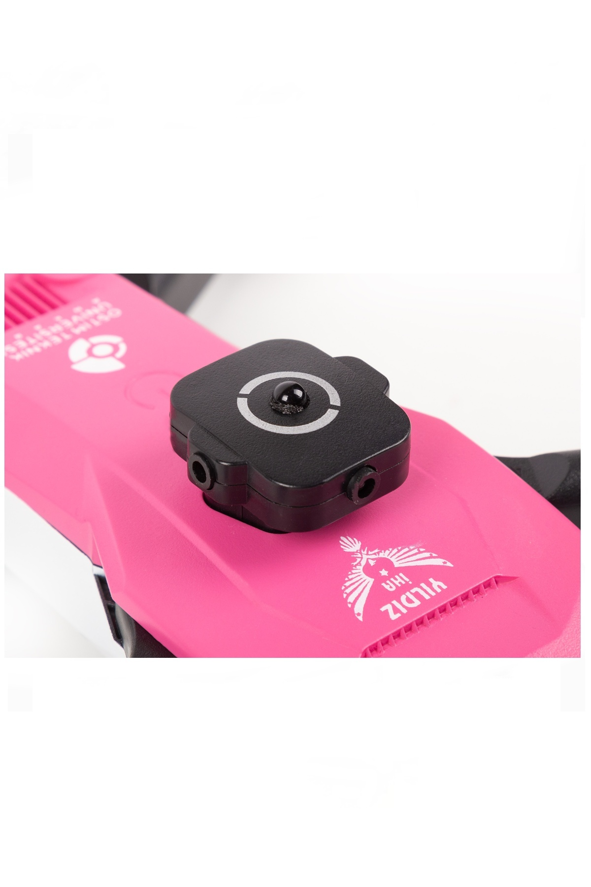 Beyaz arka plan üzerinde pembe bir drone gövdesine monte edilmiş siyah bir kamera modülü.