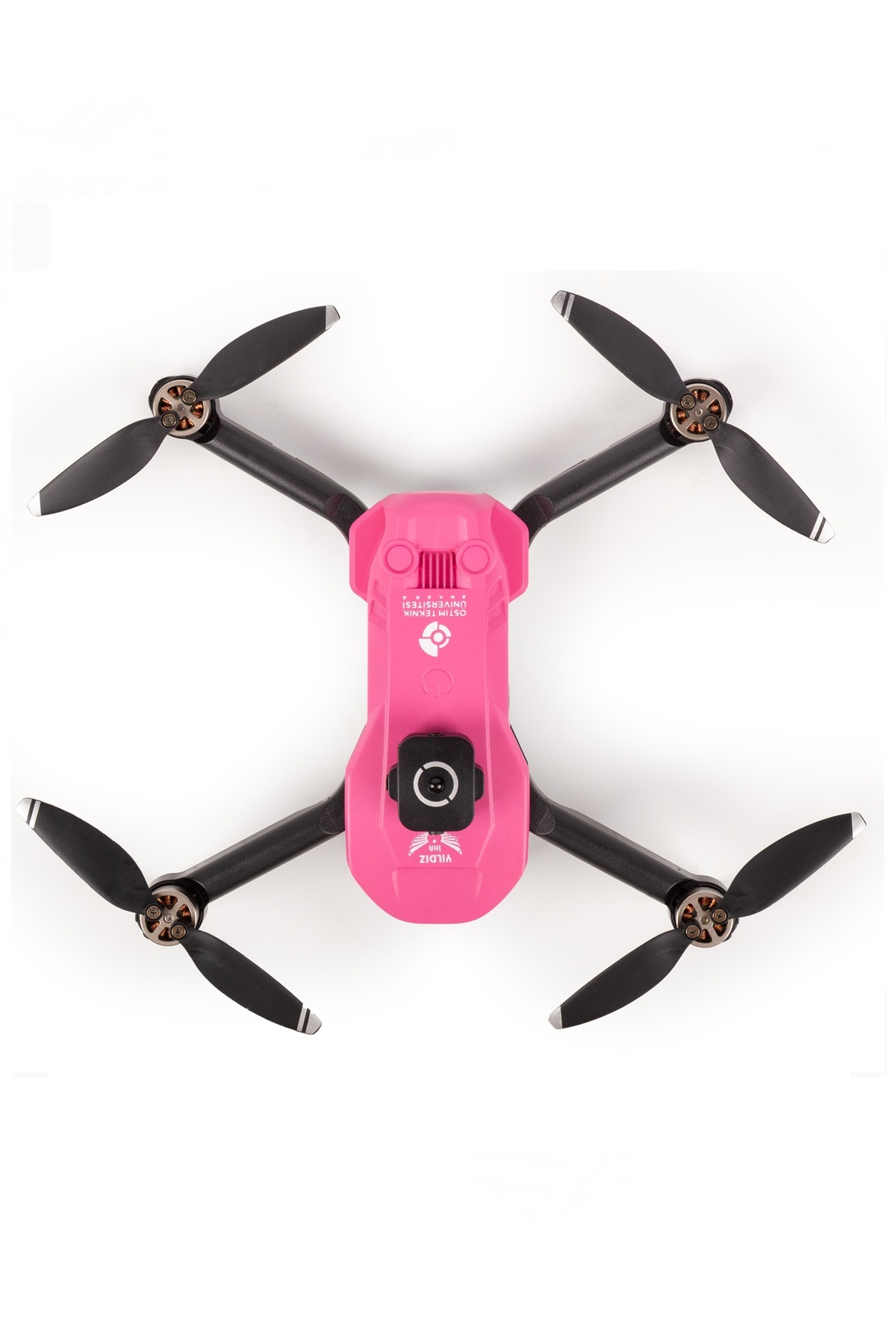 Beyaz arka planda yukarıdan görülen, siyah kollu ve pervaneli pembe bir kuadkopter drone.