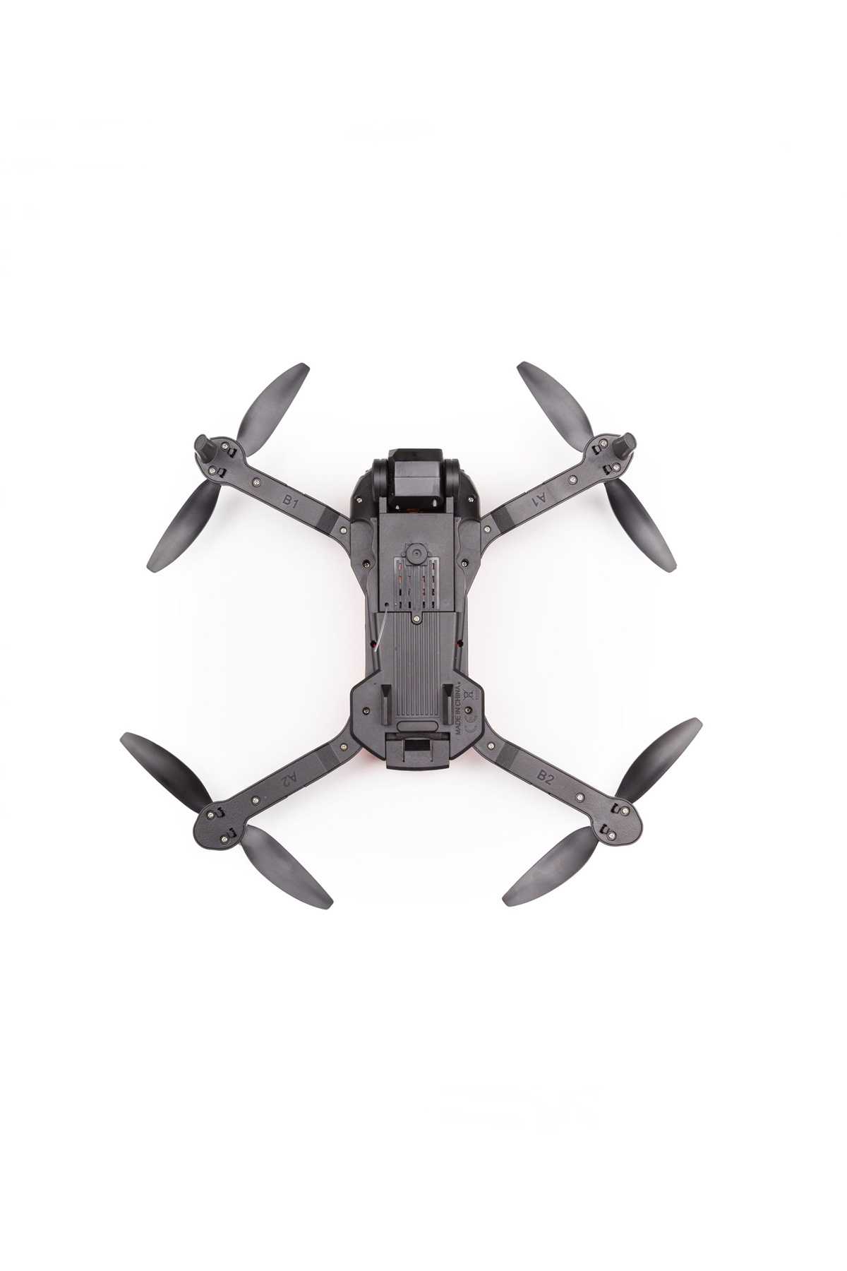 Beyaz arka planda dört pervaneli siyah bir dronun alt kısmı.