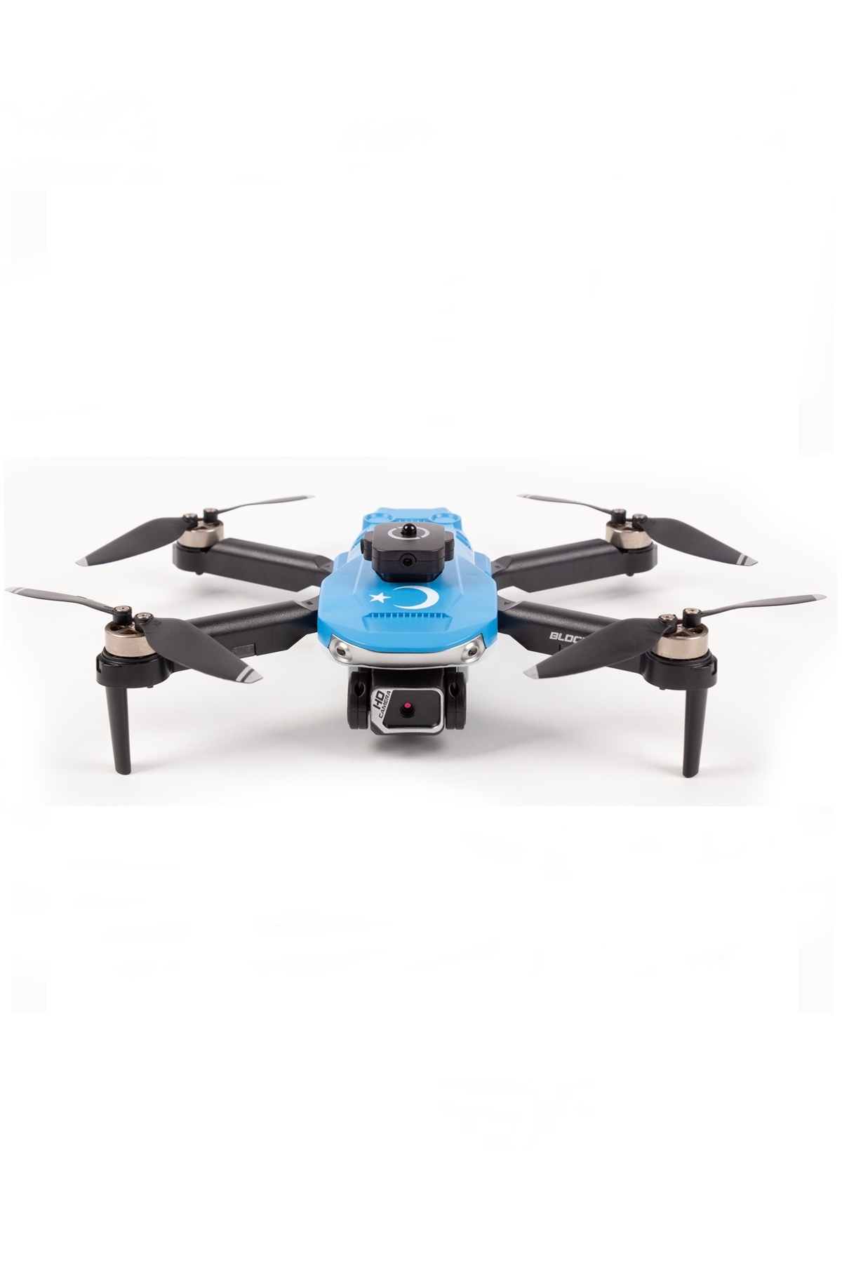 Dört pervaneli ve kameralı mavi-siyah dört pervaneli drone, beyaz arka planda.
