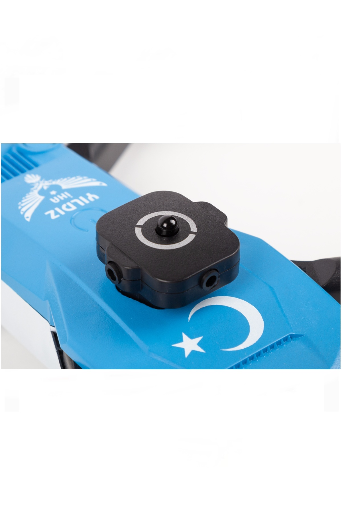 Siyah sensörlü ve beyaz hilal ve yıldız işaretli mavi drone.