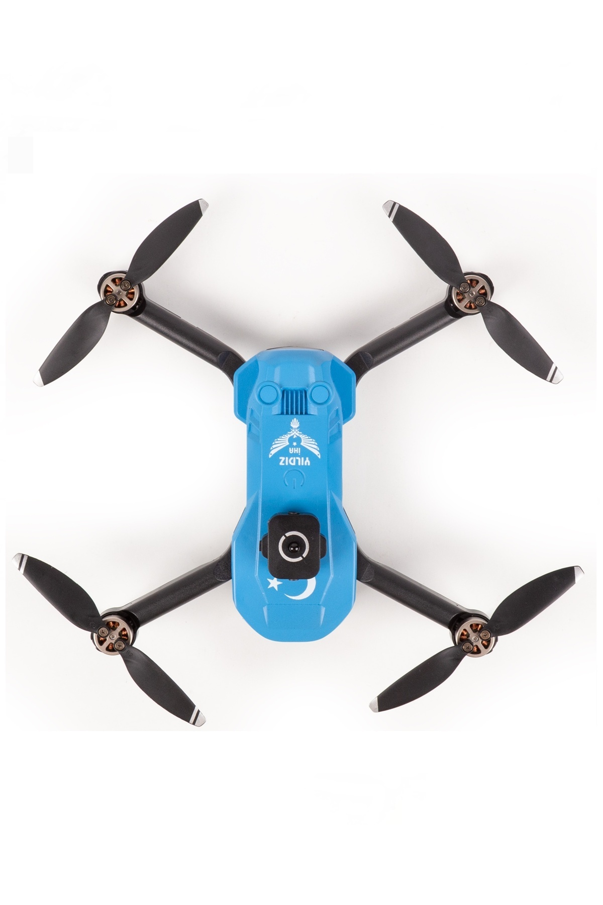 Beyaz arka planda dört kollu, siyah pervaneli ve ortasında kamera bulunan mavi drone.