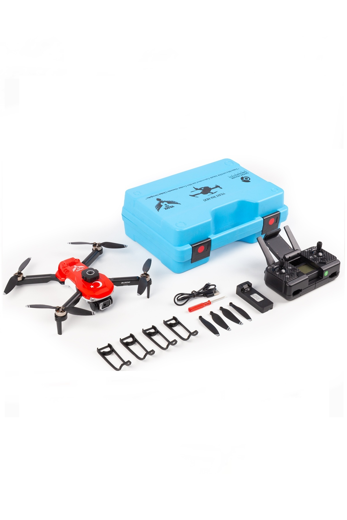 Kırmızı drone, mavi çanta, kumanda, yedek pervaneler ve aksesuarlar beyaz zemin üzerinde.