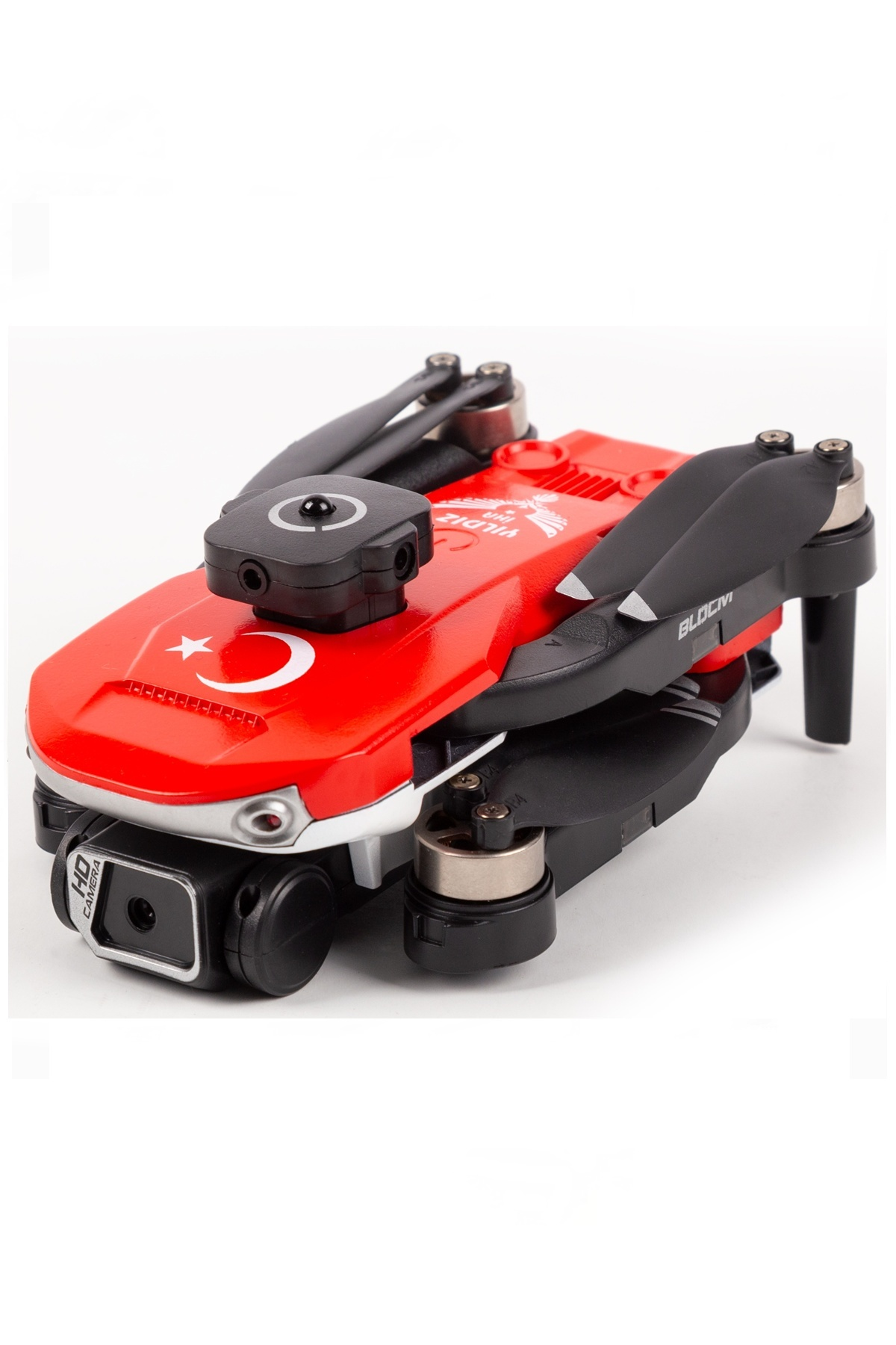Türk bayrağı çıkartmalı ve HD kameralı, beyaz arka planda duran kırmızı ve siyah katlanabilir drone.