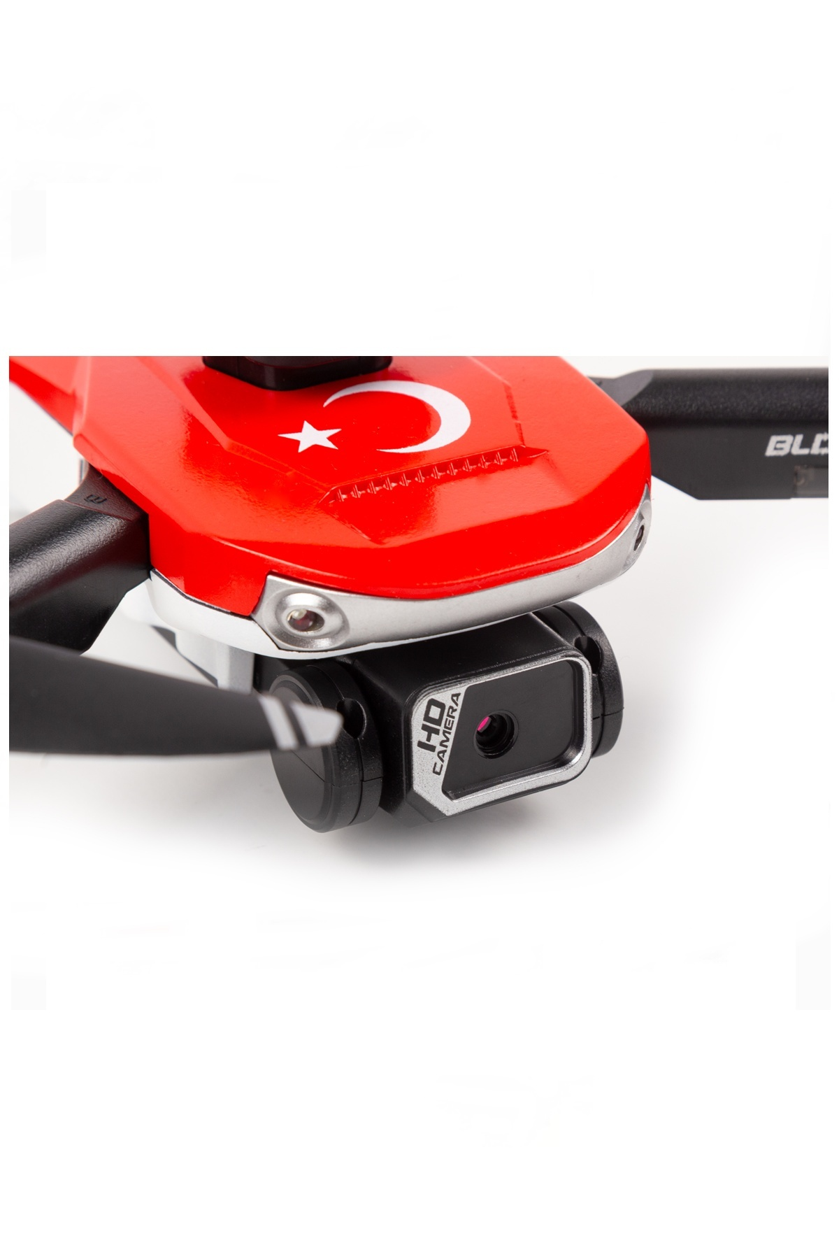Üzerinde Türk bayrağı ve önünde HD kamera olan kırmızı siyah dronun yakın planı.
