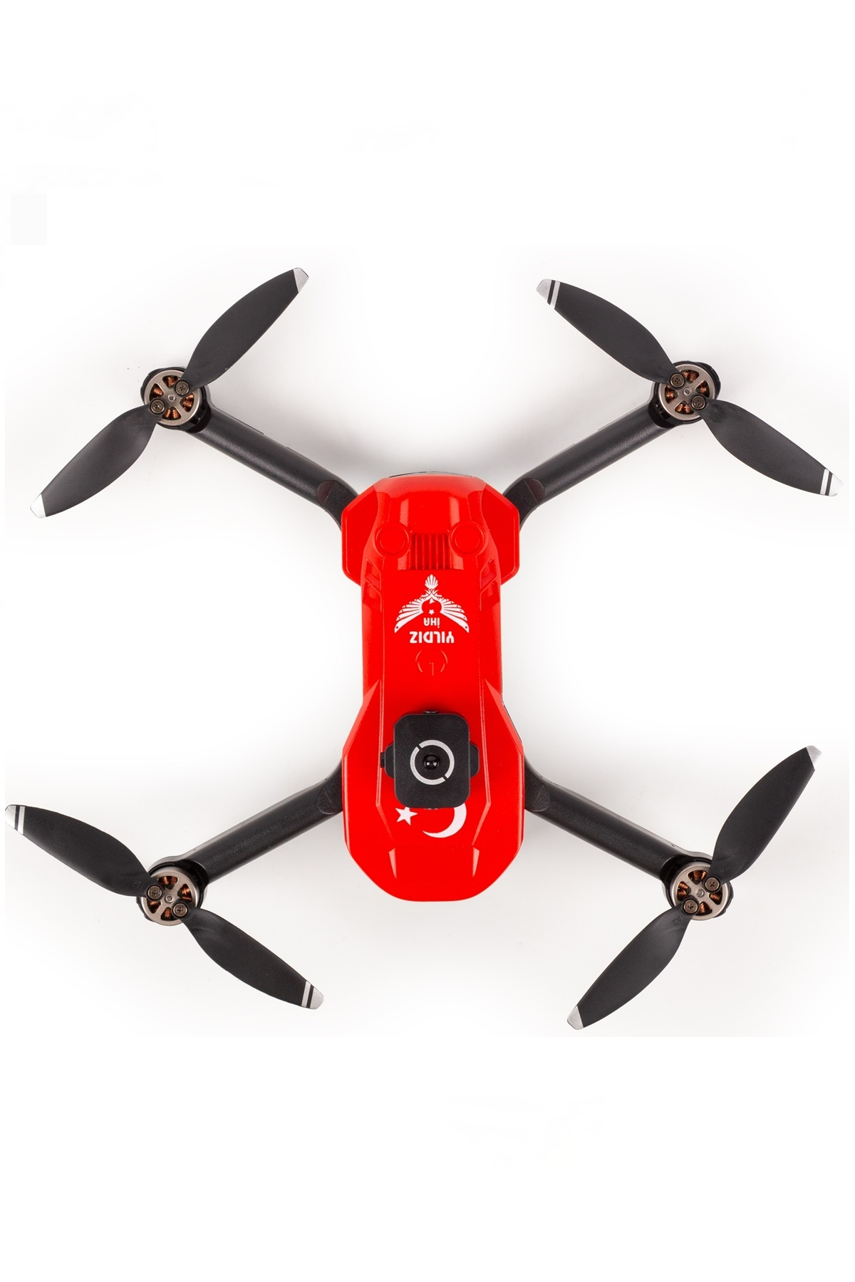 Beyaz arka planda dört siyah pervaneli kırmızı bir drone.