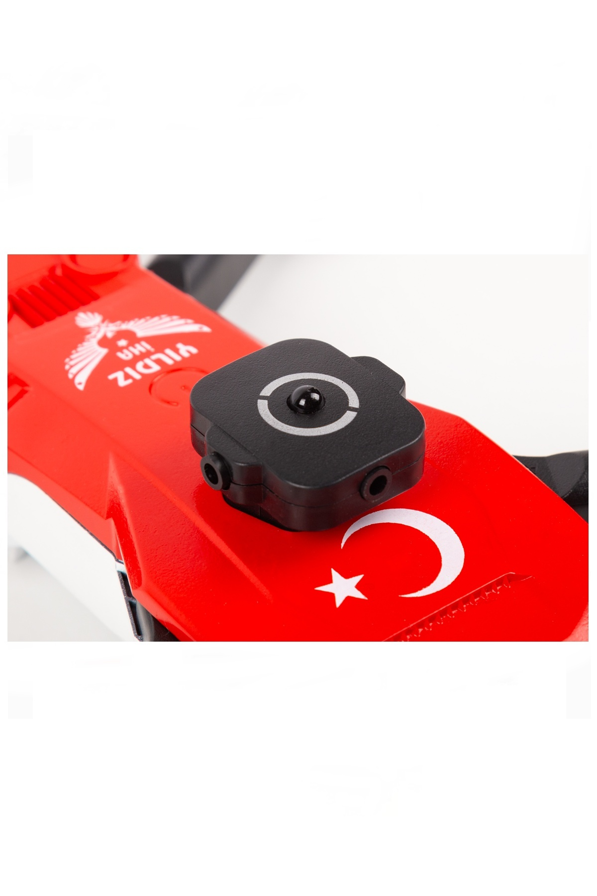 Beyaz Türk bayrağı amblemli ve siyah kameralı kırmızı drone.