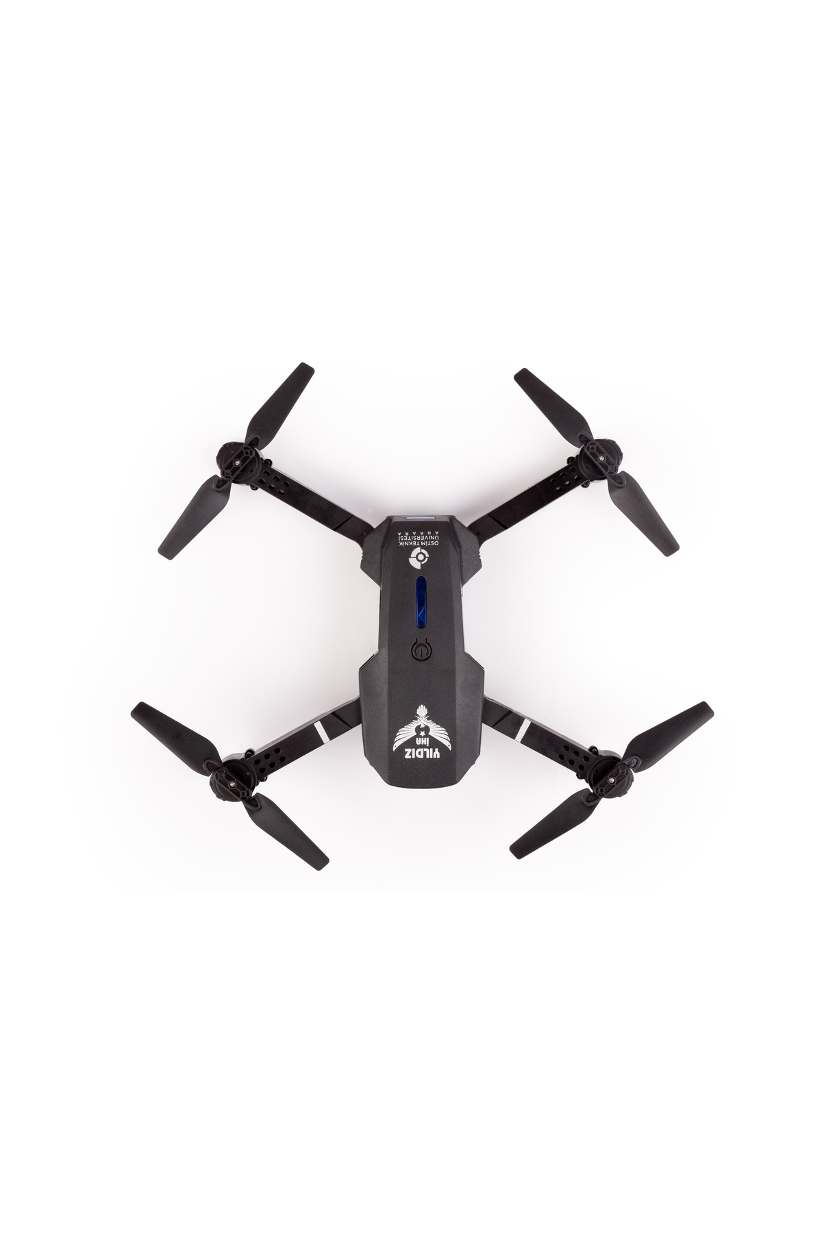 Beyaz arka planda dört pervaneli siyah bir drone, üstten fotoğraflanmış.