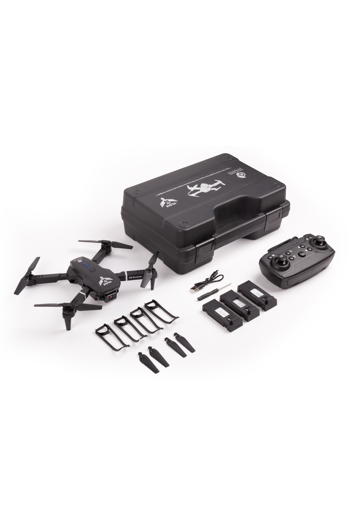 Beyaz zeminde taşıma çantası, kumanda, piller, koruyucular ve yedek pervaneler bulunan siyah drone.
