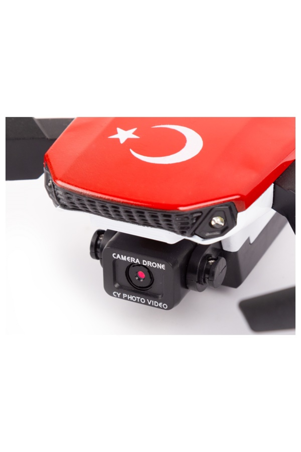 Kırmızı gövdeli ve Türk bayrağı amblemli bir kamera dronunun yakın plan görüntüsü.