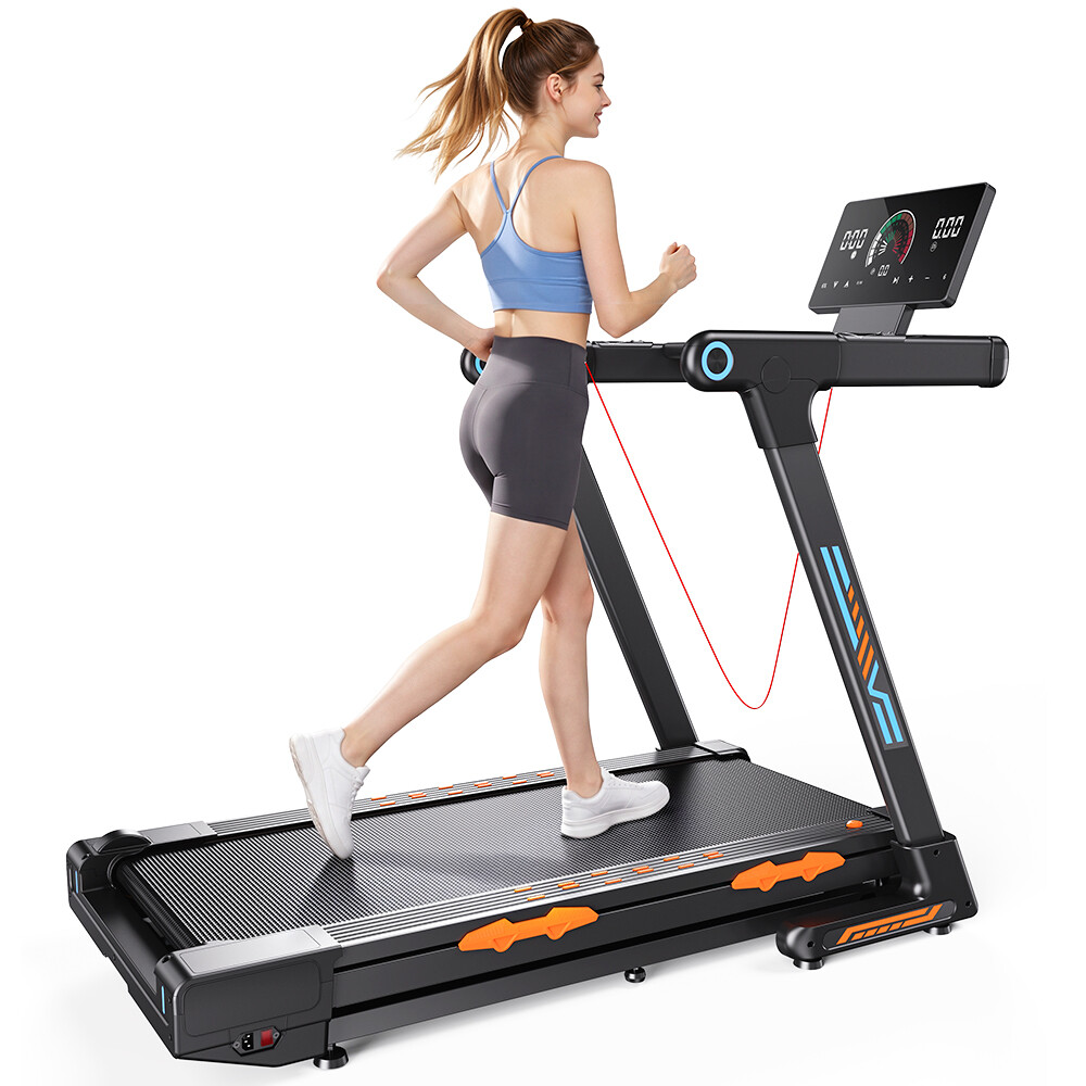 Una mujer en ropa deportiva corre en una caminadora moderna con pantalla digital sobre fondo blanco.