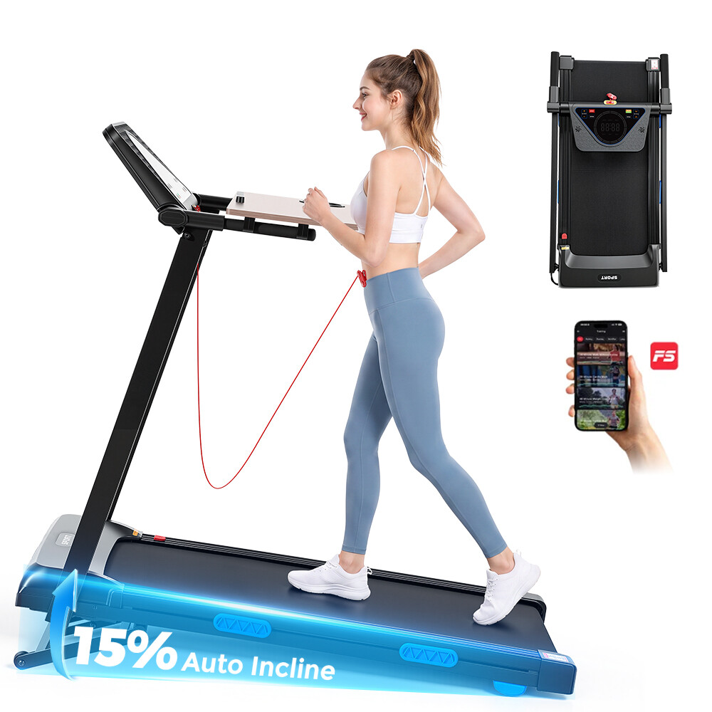Una mujer camina en una caminadora con inclinación automática del 15%, con vistas de la caminadora doblada y app a la derecha.
