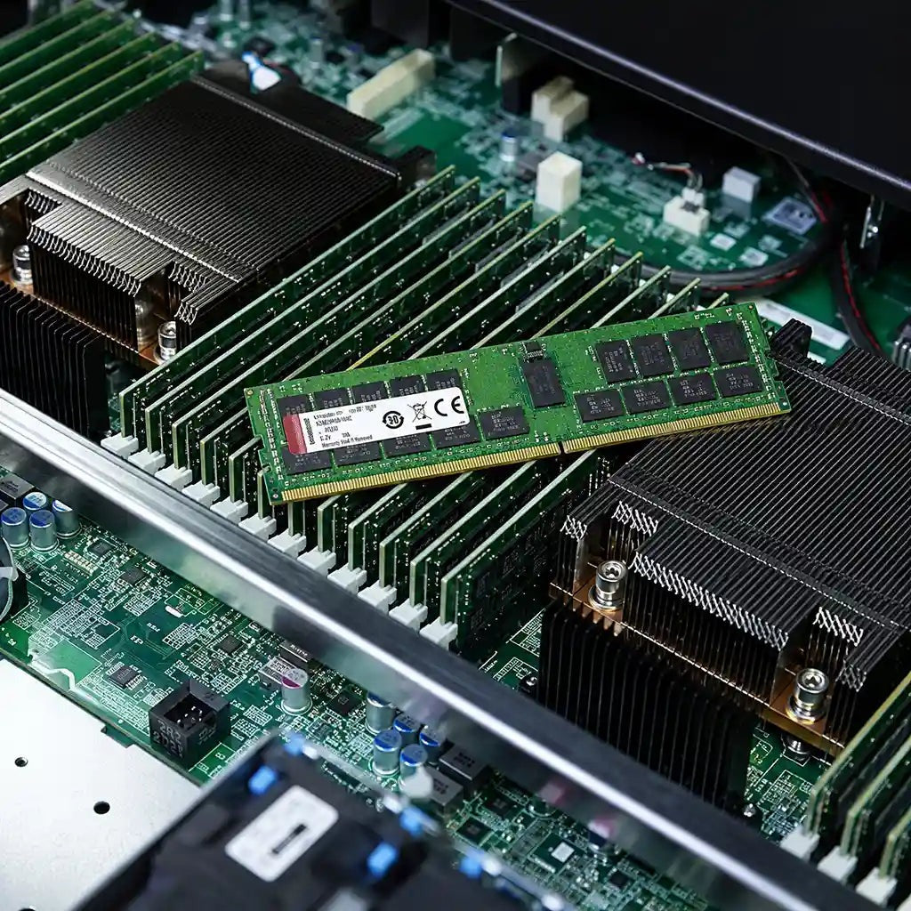 Ein grüner RAM-Riegel auf Server-Motherboard-Steckplätzen, umgeben von Kühlkörpern.