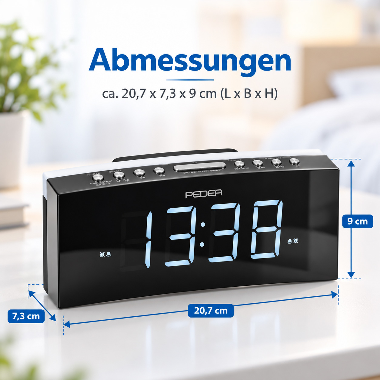 Schwarzer digitaler Wecker mit blauer LED-Anzeige und Maßangaben in Zentimetern auf weißem Tisch.