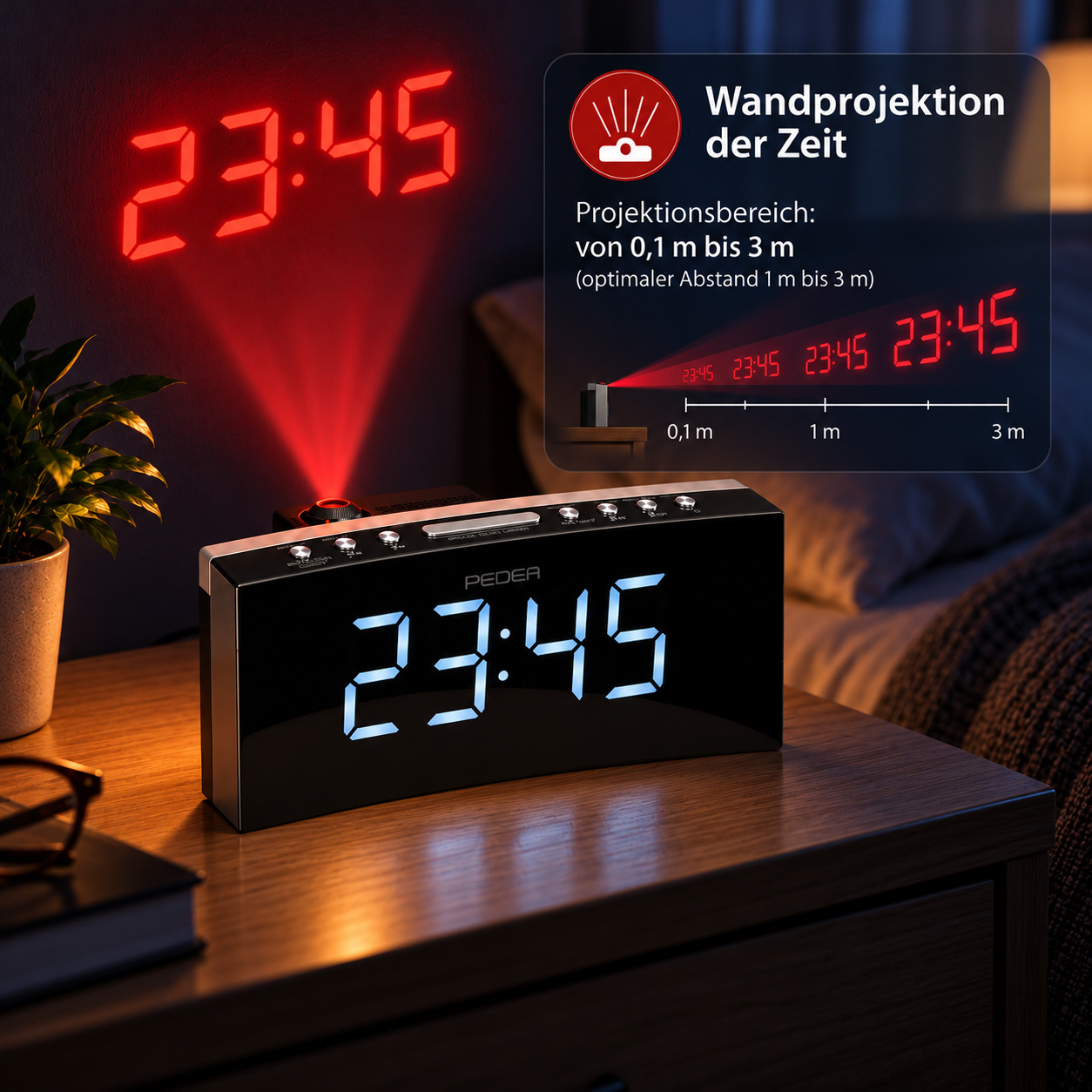 Digitaler Wecker auf Nachttisch projiziert die Zeit in Rot an die Wand.