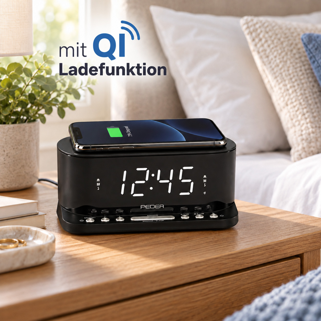 Ein schwarzer digitaler Wecker auf einem Nachttisch, auf dem ein Smartphone kabellos lädt.