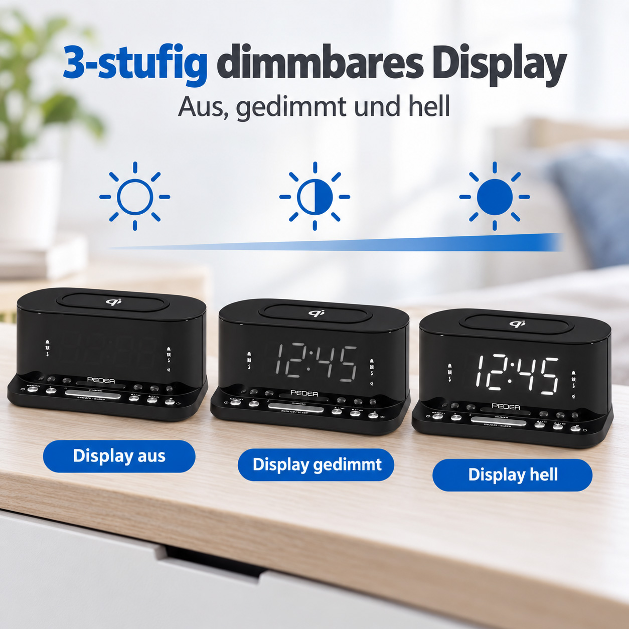 Drei schwarze Digitalwecker zeigen drei verschiedene Display-Helligkeitsstufen auf einem Holzschreibtisch.