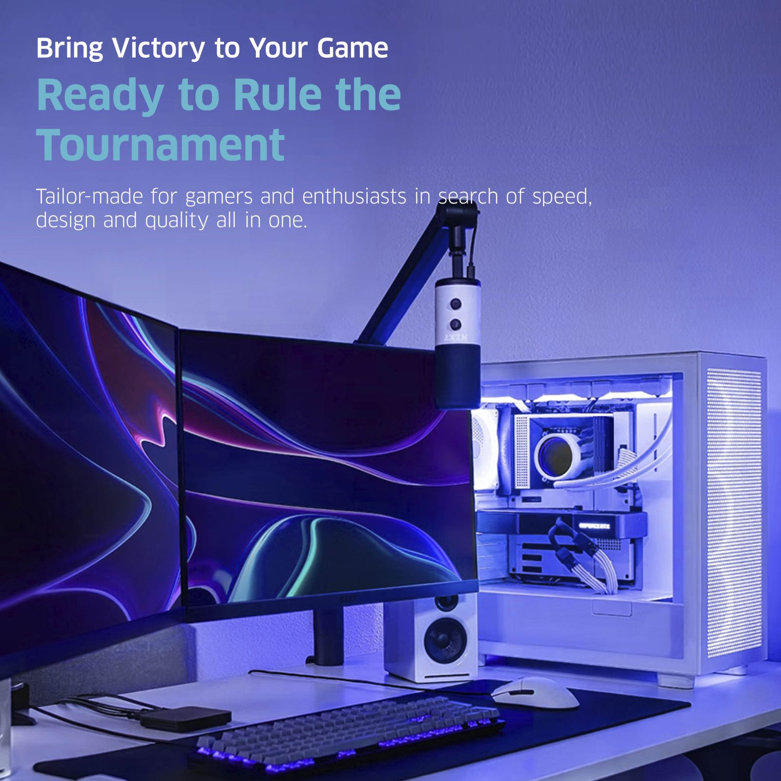 Gaming-Setup mit zwei Monitoren, PC, Mikrofon, Tastatur und blauem Licht.