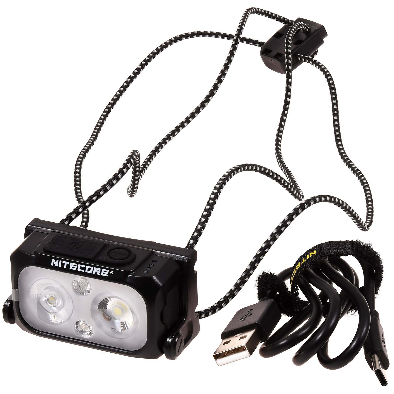 Schwarze Nitecore-Stinlampe mit Kopfband und USB-Ladekabel auf weißem Hintergrund.